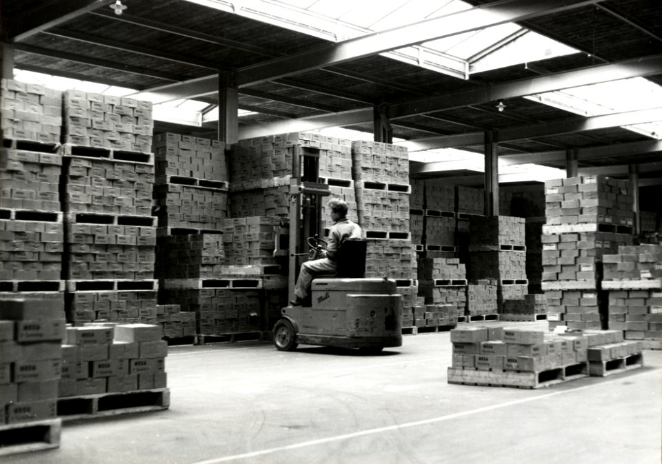 HUA-171263-Interieur van de aardewerkfabriek firma Mosa te Maastricht magazijn met een vorkheftruck
