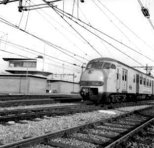 HUA-171808-Afbeelding van een electrisch treinstel mat. 1964 (plan V) van de N.S. te Amersfoort, met links het seinhuis (NX-post)