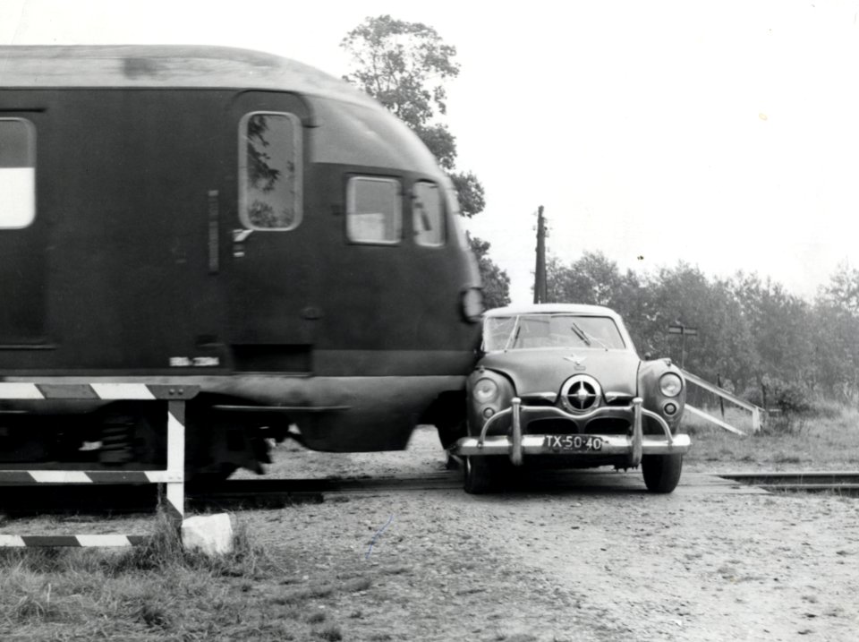 HUA-168191-Afbeelding van een botsing tussen het electrische treinstel nr 204 mat 1935 Hoek van Hollanders van de NS en een personenauto op een onbewaakte spoorw