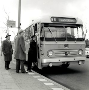 HUA-168083-Afbeelding van de Leyland-Werkspoor autobus nr. 5003 (serie 4988-5030, "Bolramers") van de N.Z.H. voor de N.S.-busdienst Den Haag - Amsterdam van de N.S. te Den Haag, met enkele instappende reizigers