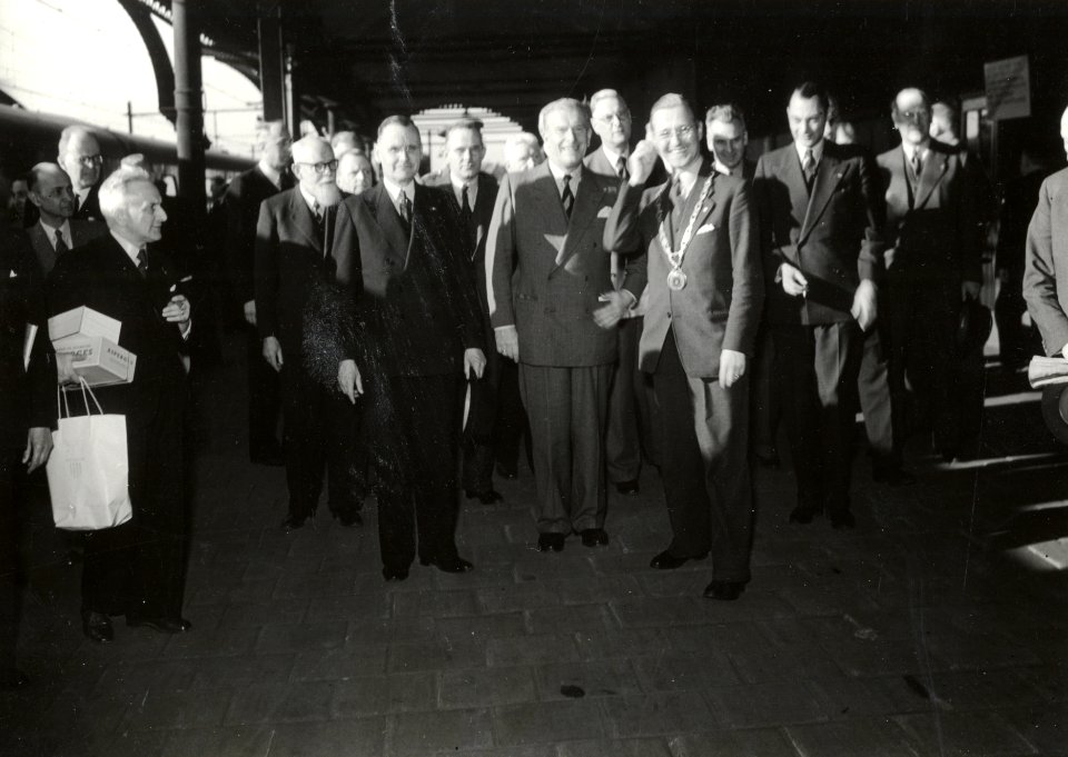 HUA-170439-Afbeelding van de ontvangst van president-directeur dr. ir. F.Q. den Hollander van de N.S. en zijn gevolg door burgemeester C.M.J.H. Hustinx van Nijmegen op het perron van het N.S.-station Nijmegen te