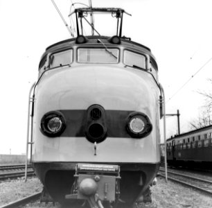 HUA-171803-Afbeelding van de kop van een electrisch treinstel mat 1954 plan G van de NS in de nieuwe geel grijze huisstijl op het terrein van de hoofdwerkplaats 