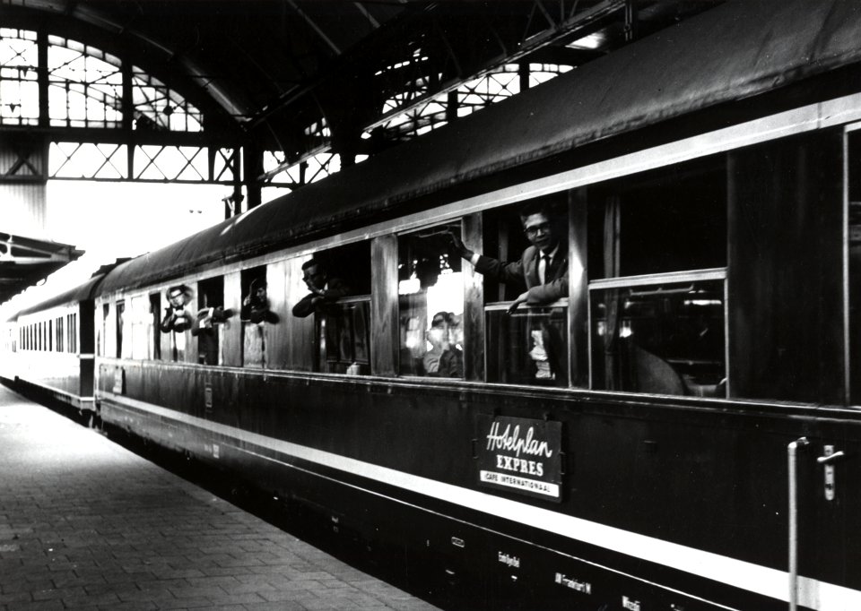 HUA-168211-Afbeelding van het vertrek van de Hotelplan Expres uit het N.S.-station Den Haag H.S. te Den Haag