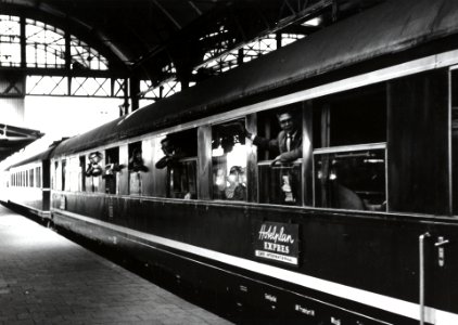 HUA-168211-Afbeelding van het vertrek van de Hotelplan Expres uit het N.S.-station Den Haag H.S. te Den Haag