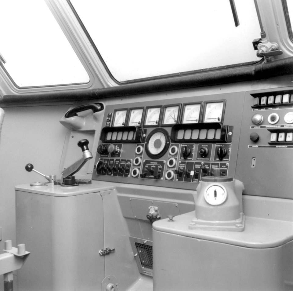 HUA-171814-Interieur van een electrisch treinstel mat 1964 plan V van de NS stuurstand