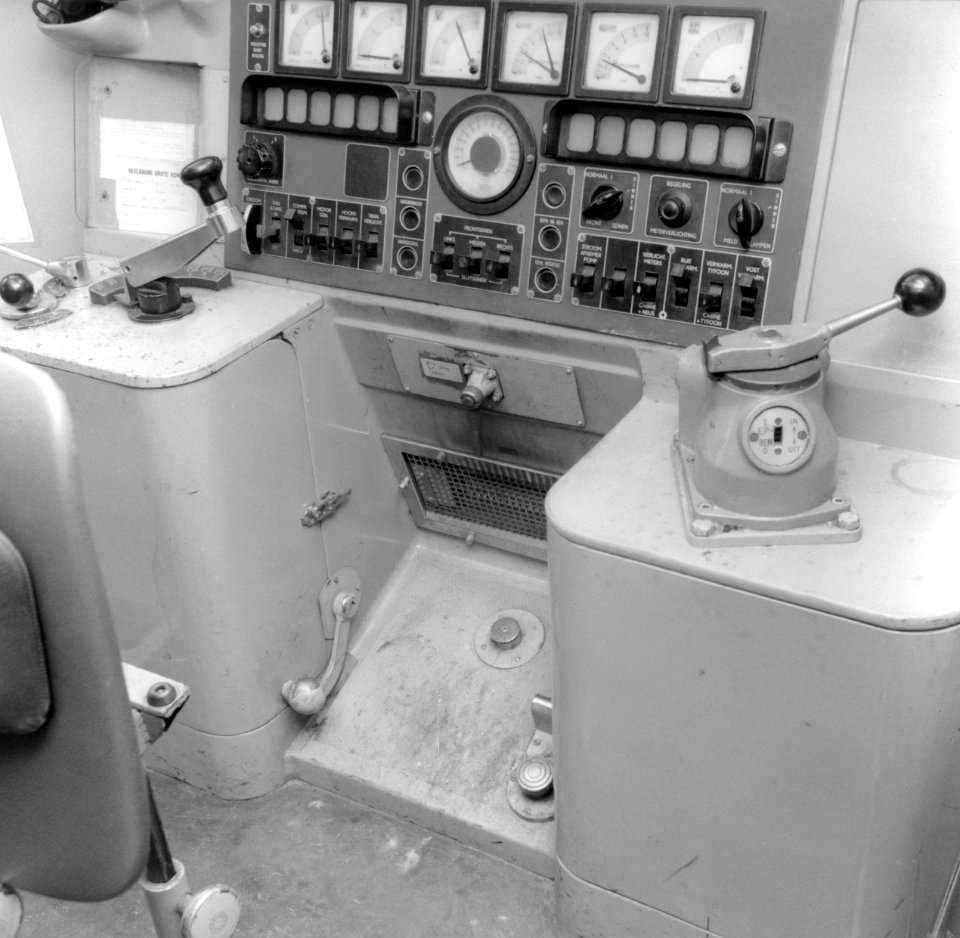 HUA-171811-Interieur van een electrisch treinstel mat 1964 plan T van de NS stuurstand