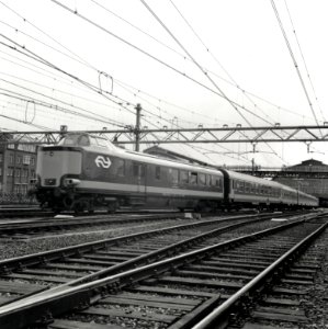 HUA-168178-Afbeelding van een electrische Benelux trek-duweenheid van de N.S. en de N.M.B.S. op het N.S.-station Amsterdam C.S. te Amsterdam