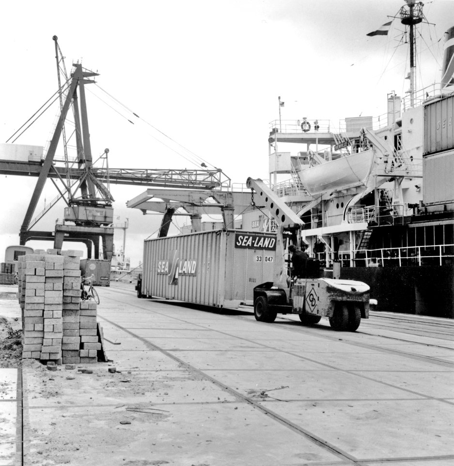 HUA-171536-Afbeelding van de overslag van containers van rederij Sea Land op de Europe Container Terminals ECT in de Eemhaven te Rotterdam