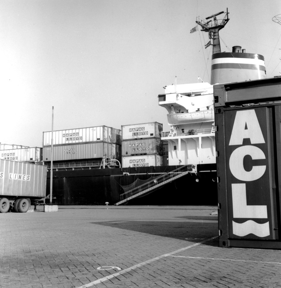 HUA-171560-Afbeelding van de overslag van containers op de Europe Container Terminals ECT in de Eemhaven te Rotterdam