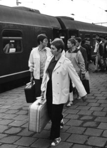 HUA-171334-Afbeelding van treinreizigers bij de Mediterraneo van Den Haag naar Rimini op het N.S.-station Venlo te Venlo