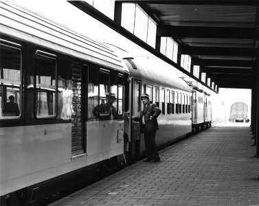 HUA-171407-Afbeelding van een internationale trein uit Parijs langs het perron van het N.S.-station Leiden te Leiden