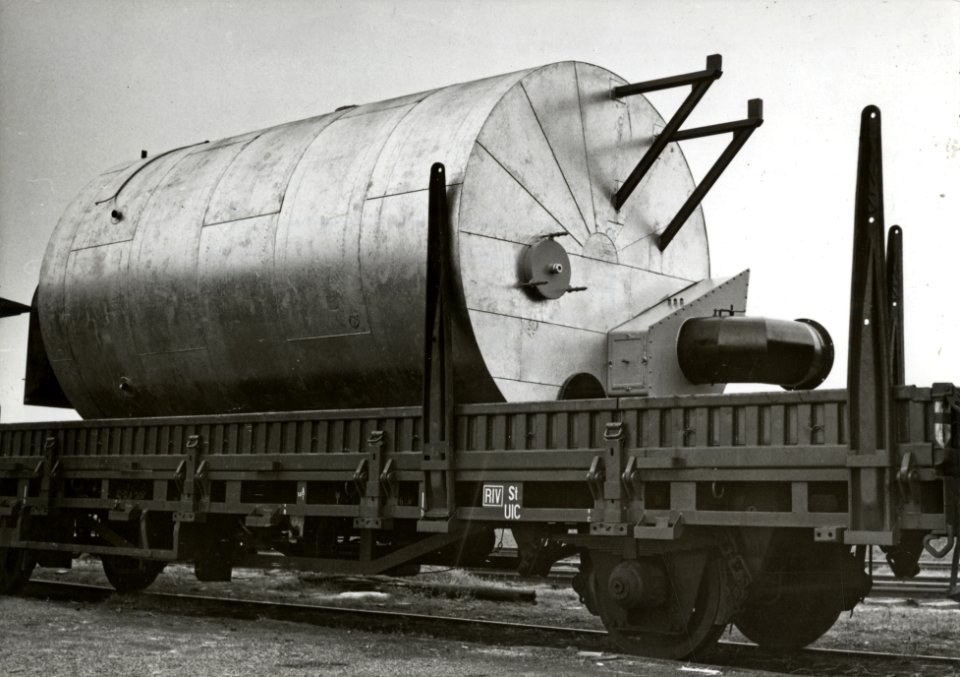 HUA-171244-Afbeelding van het vervoer van een verwarmingsketel van de firma Boers en Vrijland (naar Roemenië) met een rongenwagen van de N.S. te 's-Gravenzande