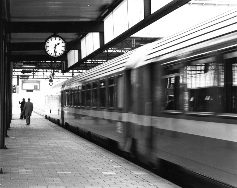 HUA-171409-Afbeelding van het vertrek van een internationale trein uit het NS station Leiden te Leiden