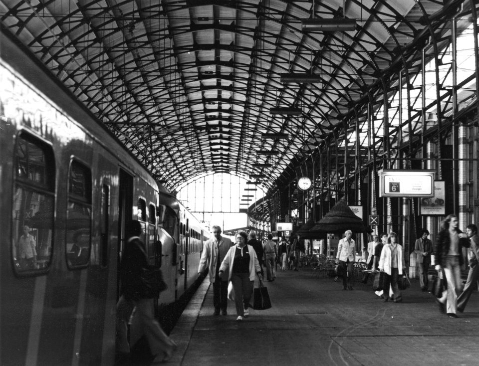 HUA-171417-Gezicht op het perron onder de perronkap van het N.S.-station Haarlem te Haarlem