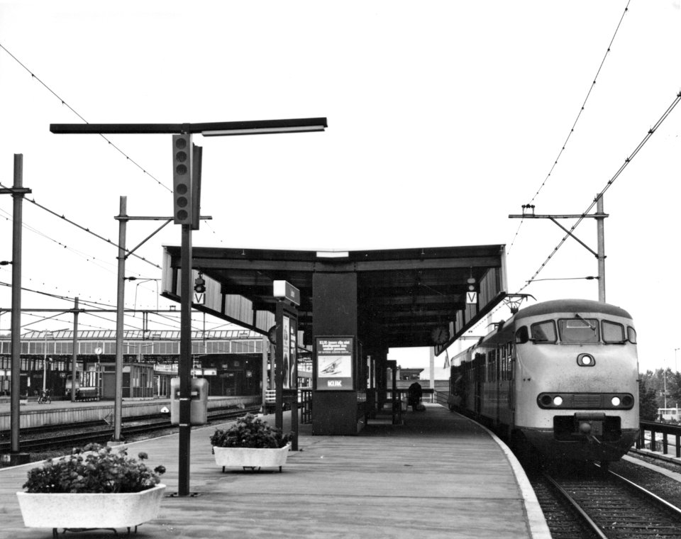 HUA-171406-Gezicht op het eerste perron van het N.S.-station Leiden, met rechts een electrisch treinstel plan V (mat. 1964) van de N.S