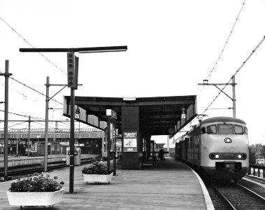 HUA-171406-Gezicht op het eerste perron van het N.S.-station Leiden, met rechts een electrisch treinstel plan V (mat. 1964) van de N.S