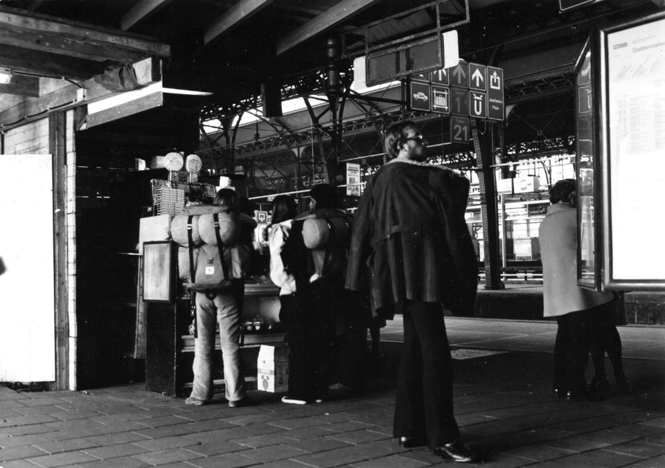 HUA-171358-Afbeelding van treinreizigers (backpackers) op een van de perrons van het N.S.-station Utrecht C.S. te Utrecht
