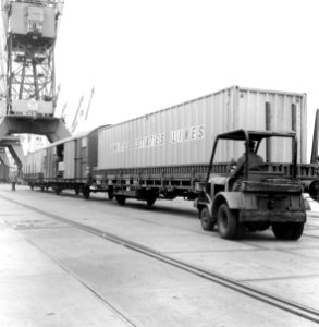 HUA-171555-Afbeelding van de overslag van containers van United States Lines in de Prinses Margriethaven te Rotterdam