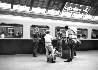 HUA-171293-Afbeelding van treinreizigers op een perron van het N.S.-station Amsterdam C.S. te Amsterdam, met een T.E.E