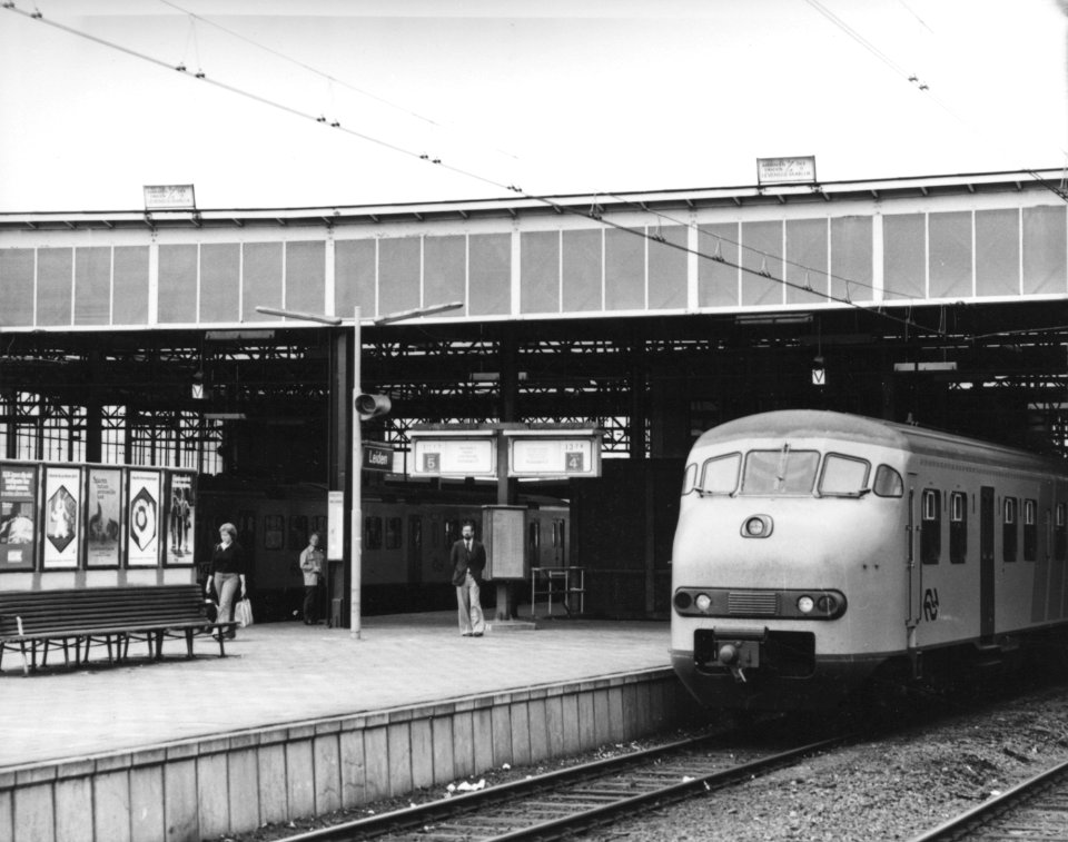 HUA-171403-Gezicht op het tweede perron van het N.S.-station Leiden te Leiden, met een electrisch treinstel mat. 1964 (plan V)