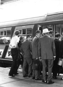 HUA-171274-Afbeelding van instappende reizigers op perron van het NS station Amersfoort te Amersfoort