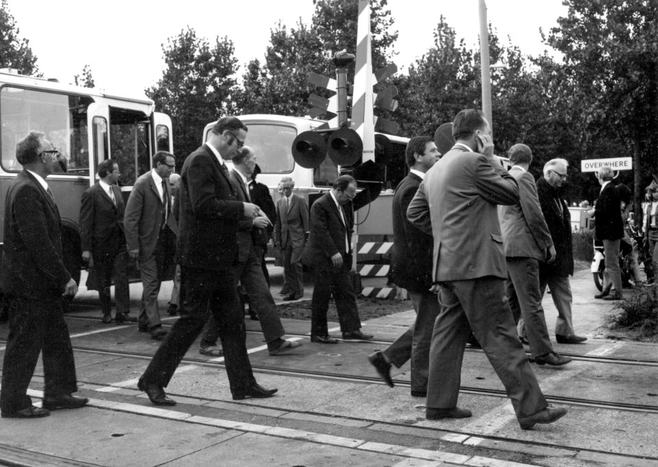 HUA-171501-Afbeelding van de aankomst van de genodigden voor de officiële opening van het nieuwe NS station Purmerend Overwhere te Purmerend