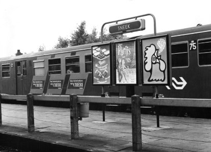 HUA-171311-Gezicht op het perron van het N.S.-station Sneek te Sneek, met reclameborden en het diesel-electrische treinstel nr. 75 (DE 2, "Blauwe Engel") van de N.S