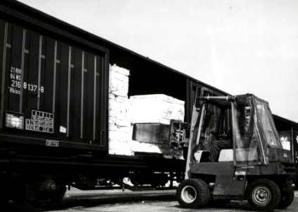 HUA-171230-Afbeelding van het beladen van goederenwagens (schuifwandwagen) type Hbiss van de N.S. met behulp van een heftruck met papier te Eerbeek