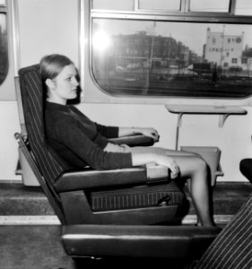 HUA-171772-Interieur van het electrische treinstel nr 1970 mat 1954 plan P van de NS verstelbare Laser stoel met een model