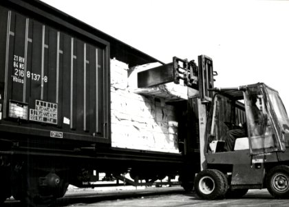 HUA-171227-Afbeelding van het beladen van goederenwagens (schuifwandwagen) type Hbiss van de N.S. met behulp van een heftruck met papier te Eerbeek