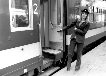 HUA-171759-Afbeelding van een conductrice van de NS