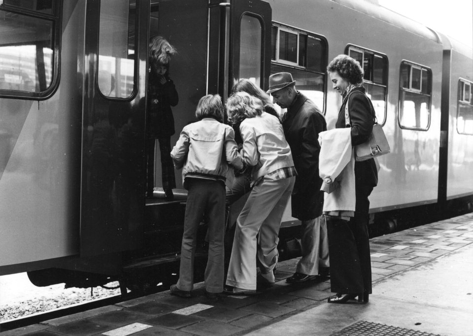 HUA-171352-Afbeelding van instappende treinreizigers modellen op een perron van het NS station Utrecht CS te Utrecht