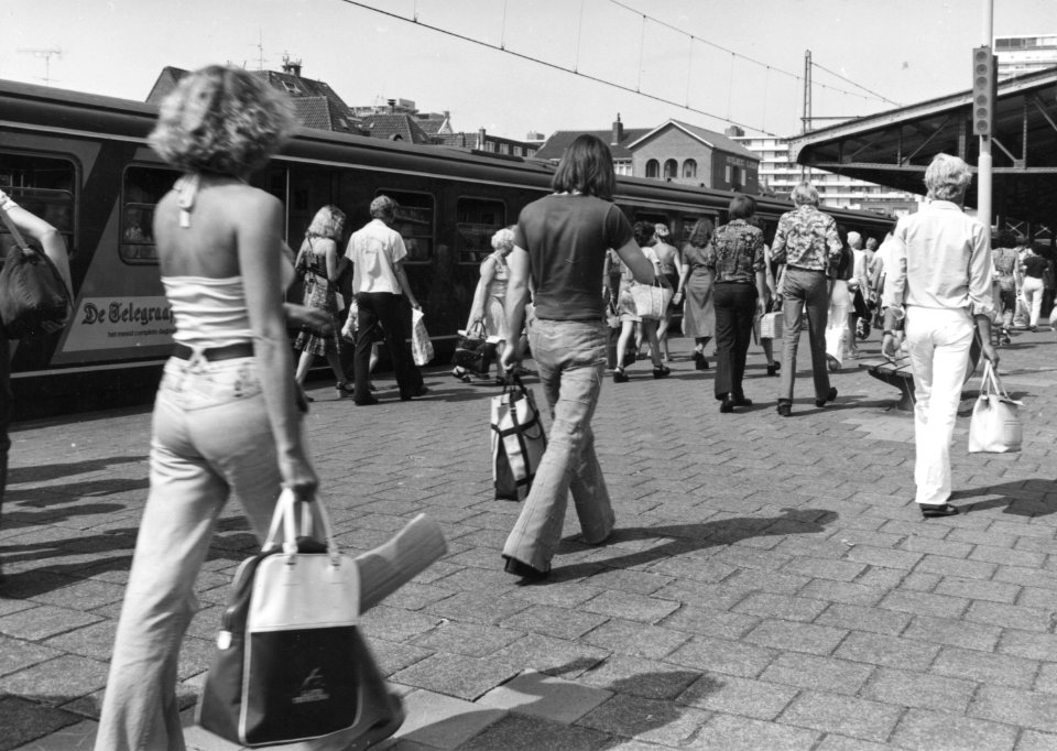 HUA-171380-Afbeelding van treinreizigers tijdens de zomerdrukte op het perron van het NS station Zandvoort aan Zee te Zandvoort