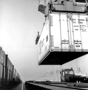 HUA-171559-Afbeelding van de overslag van containers op de Europe Container Terminals ECT in de Eemhaven te Rotterdam photo