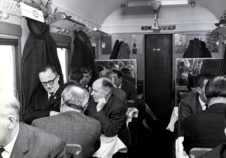 HUA-168286-Afbeelding van de gasten in de "Schipper Expres". N.B. De Schipper Expres was een chartertrein voor klanten van de handelaar in landbouwwerktuigen W. Schipper & Zn N.V. te Goes. De trein reed van Vlis