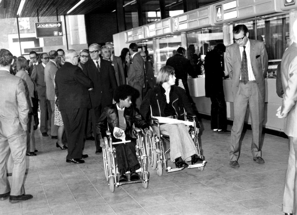 HUA-171527-Afbeelding van de officiële opening van de vernieuwde hal van het N.S.-station Nijmegen, met in het midden enkele leerlingen van de St. Maartenskliniek