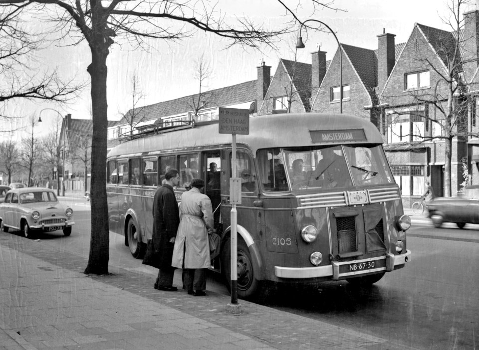 HUA-168064-Afbeelding van een Crossley-Verheul autobus van de N.Z.H. voor de N.S.-busdienst Amsterdam - Den Haag te Den Haag, met enkele instappende reizigers