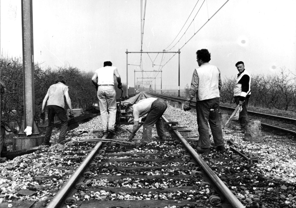 HUA-171487-Afbeelding van enkele wegwerkers van de NS met handgereedschap tijdens onderhoudswerkzaamheden aan een spoorlijn