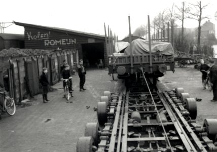 HUA-168038-Afbeelding van het plaatsen van een rongenwagen op een aanhangwagen van een vrachtauto Strassenroller te Wormerveer