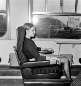 HUA-171773-Interieur van het electrische treinstel nr. 1970 (mat. 1954, plan P) van de N.S.- verstelbare Laser-stoel, met een model