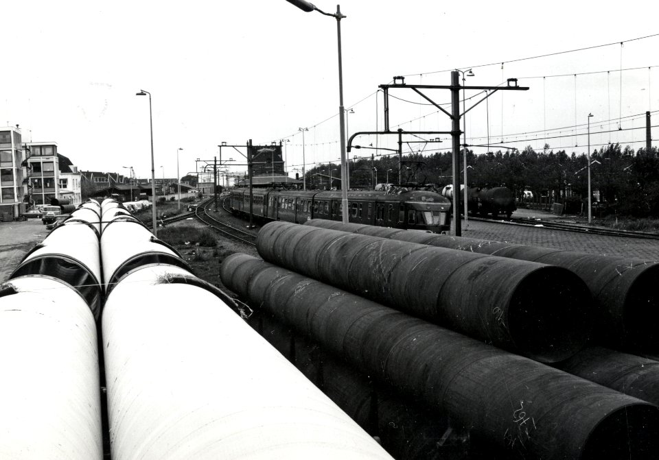 HUA-171260-Afbeelding van het beladen van goederenwagens met buizen op de laad- en losplaats te Maassluis