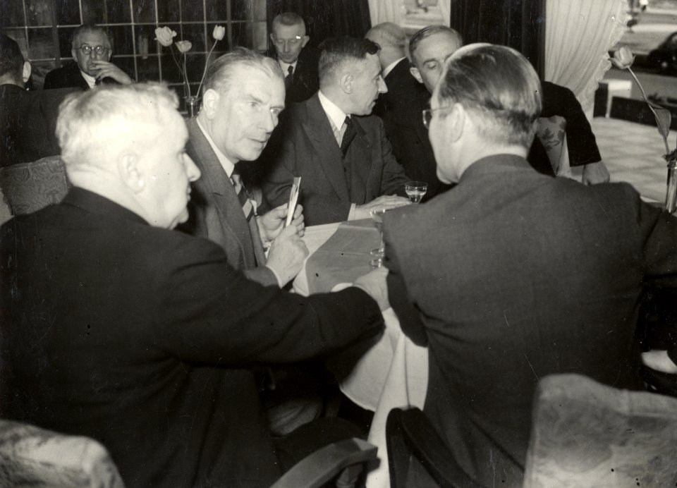 HUA-170440-Afbeelding van de ontvangst van president-directeur dr. ir. F.Q. den Hollander van de N.S. en zijn gevolg door burgemeester C.M.J.H. Hustinx van Nijmegen tijdens een borrel ter gelegenheid van de elec