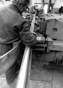 HUA-171763-Afbeelding van de spoorstaafbuigmachine van de bovenbouwwerkplaats van de N.S. aan de 2e Daalsedijk te Utrecht