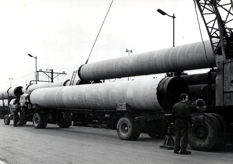 HUA-171258-Afbeelding van het beladen van goederenwagens met buizen op de laad en losplaats te Maassluis