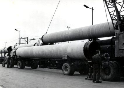 HUA-171258-Afbeelding van het beladen van goederenwagens met buizen op de laad en losplaats te Maassluis