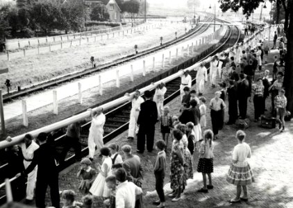 HUA-171254-Afbeelding van medewerkers van de firma Wavin te Hardenberg die onder grote publieke belangstelling drie 110 meter lange plastic buizen naar het station brengen voor transport naar Rotterdam