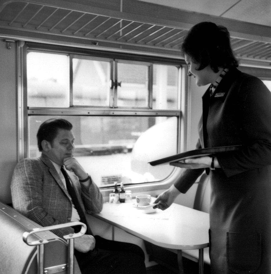 HUA-171795-Afbeelding van het serveren van koffie door een hostess van Wagons-Lits in het electrische treinstel nr. 1970 (mat. 1954, plan P) van de N.S
