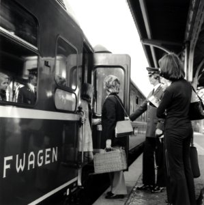HUA-168166-Afbeelding van treinreizigers bij een slaapwagen van Wagons-Lits in de Showtrein '72 te 's-Hertogenbosch. N.B. De Showtrein '72 was een initiatief van een aantal treintouroperators, zoals Bergland Exp