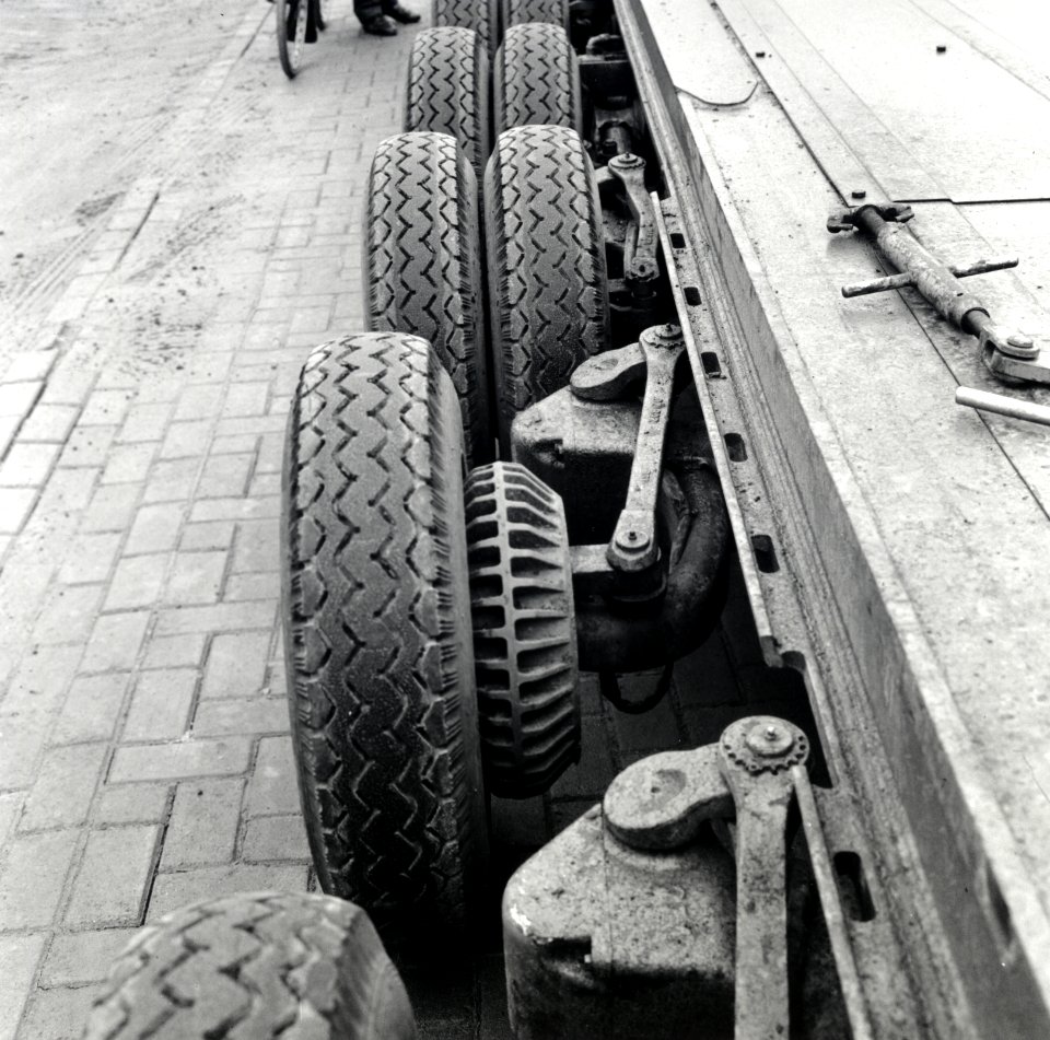 HUA-168099-Afbeelding van de scharnierende wielen van de oplegger voor het vervoer van spoorwegwagons ("wagon trailer" of "rolwagenvervoer") te Eindhoven