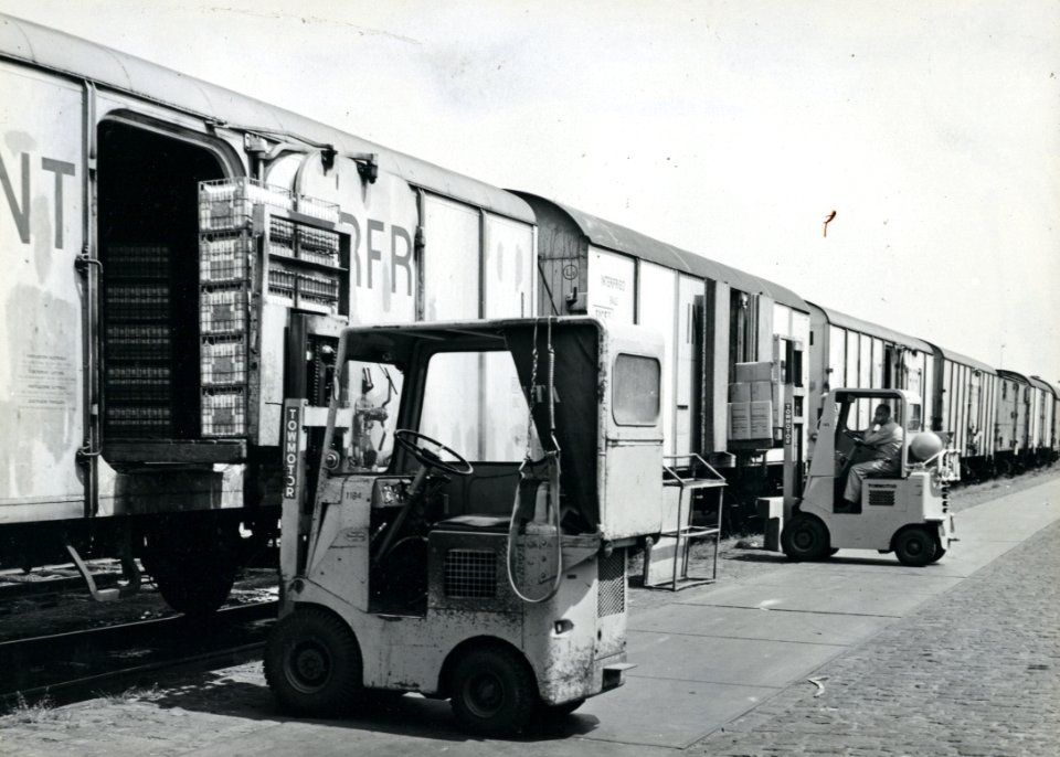 HUA-170930-Afbeelding van het beladen van koelwagens van Interfrigo met behulp van vorkheftrucks te Dordrecht